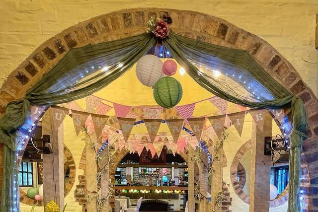 Evening wedding decor