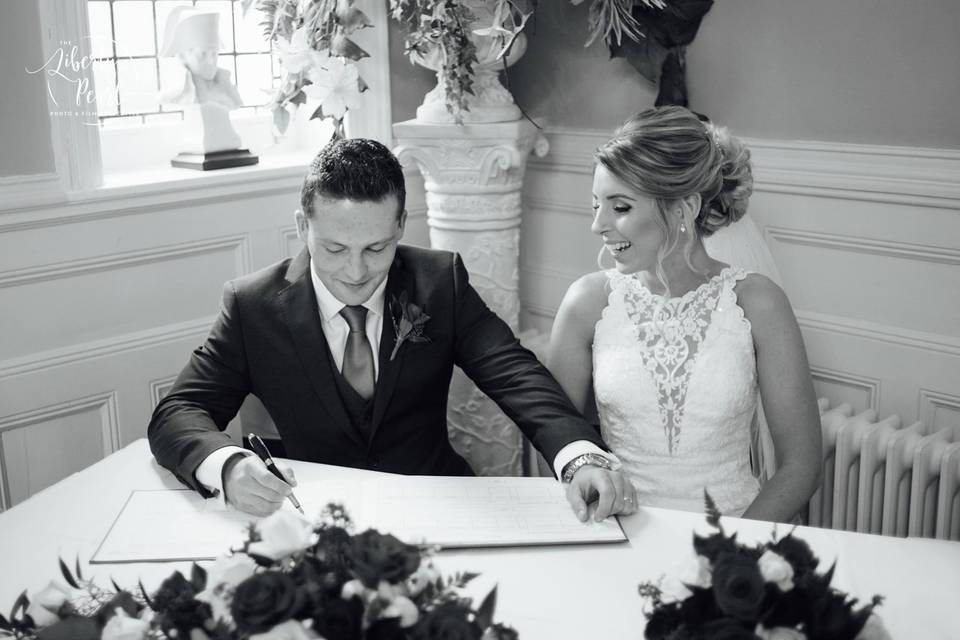 Signing table
