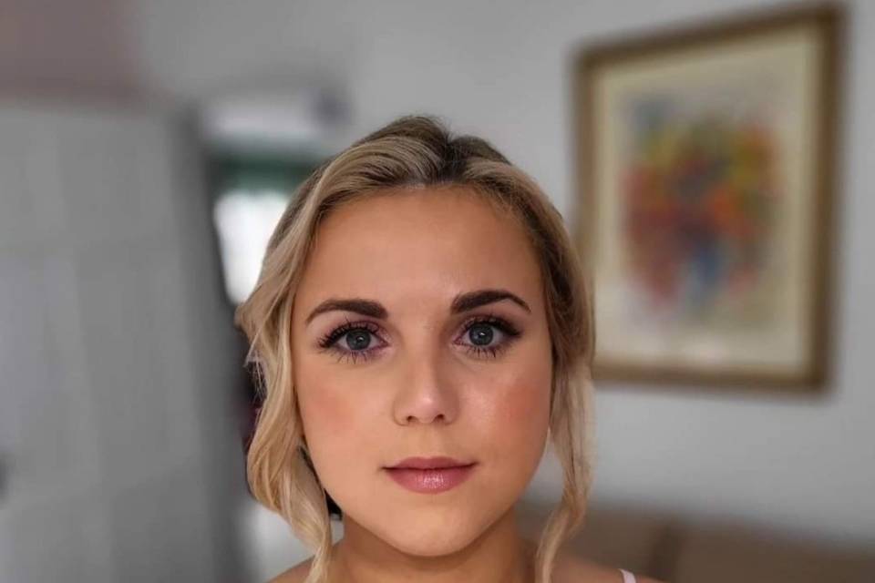 Soft glam bridesmaid