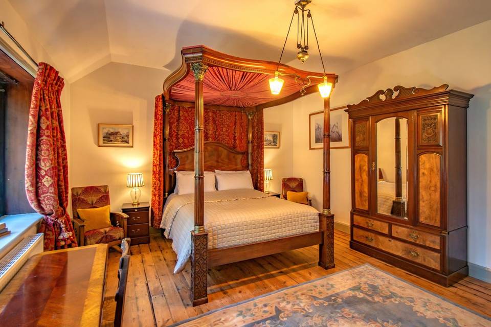 Four poster room