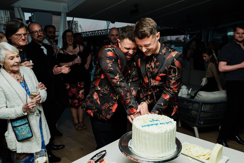 Extreme cake cutting