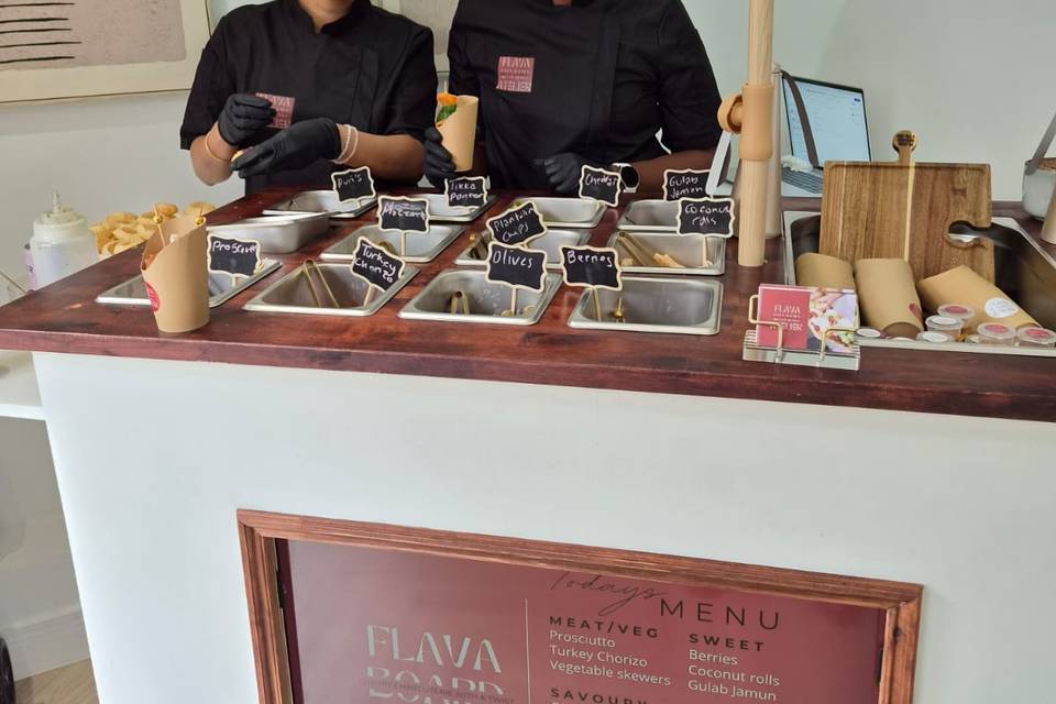 Food cart cart with a screen