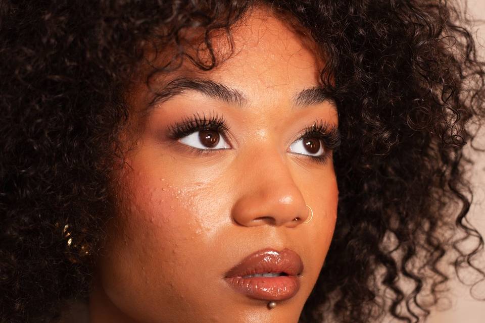 Golden glowy makeup look
