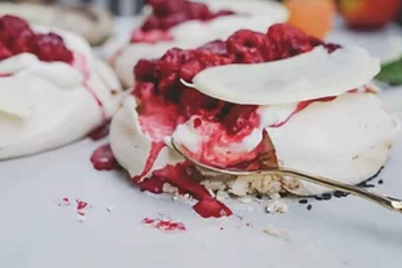 Raspberry pavlovas