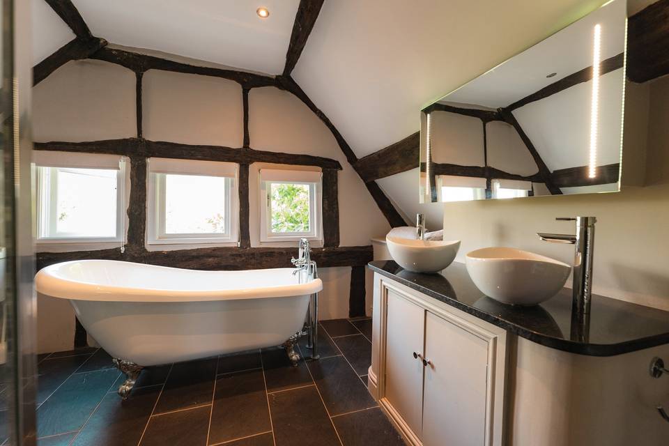 The Manor - Abberley Bathroom