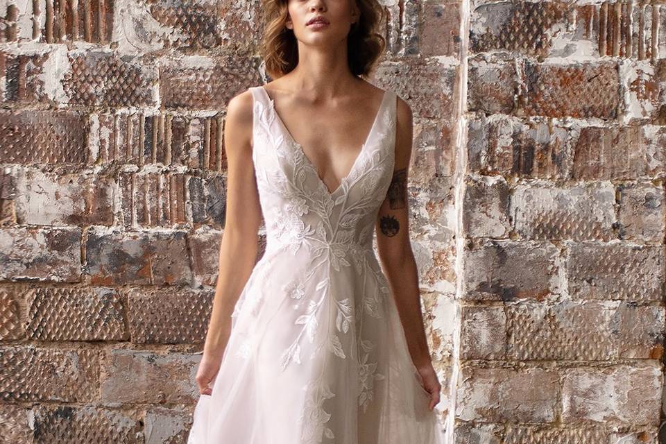 Liv - Lace Wedding Dress