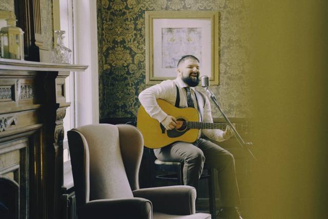 Seated acoustic set