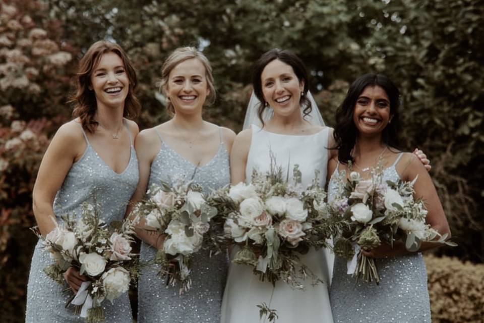 Bride & Bridesmaids & bouquets