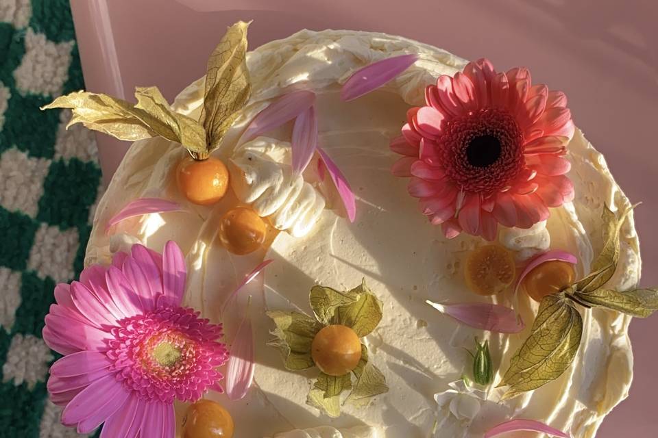 Fresh flower wedding cake