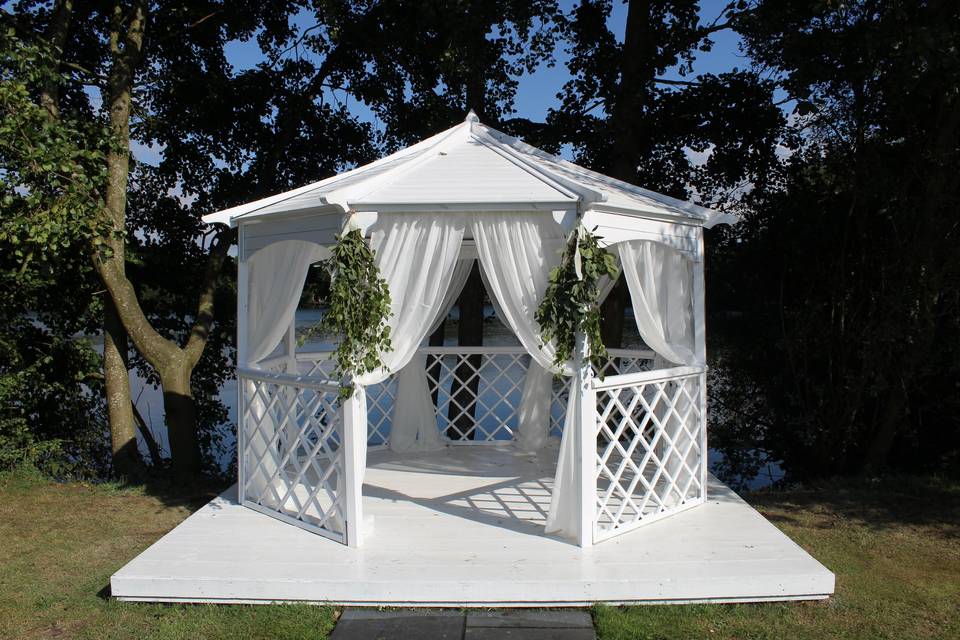 Outdoor ceremony Gazebo comes