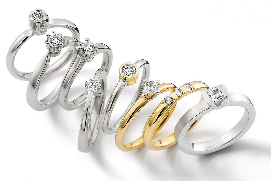 Engagement rings in 18 ct gold or platinum