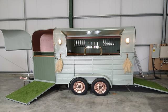 Horse box Bar