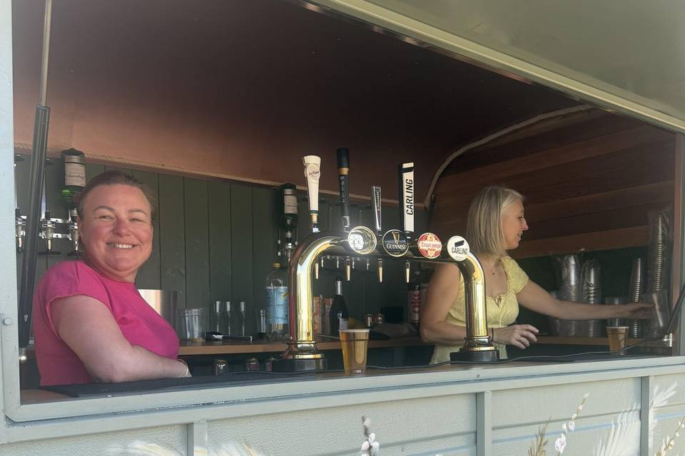 Horse box bar