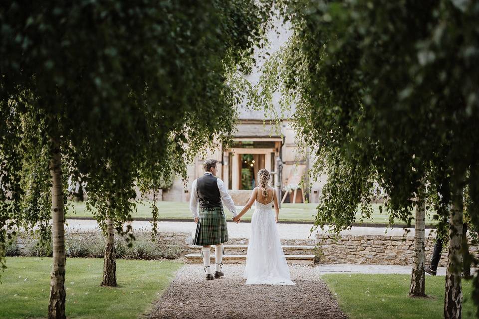 Wedding couple in front garden