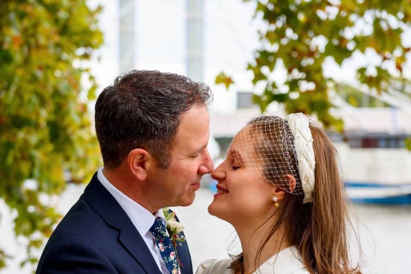 Chelsea bridge kiss