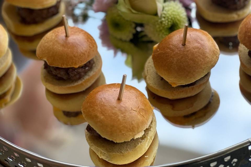 Canapé cheese burgers