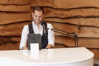 James Lomas pianist/singer