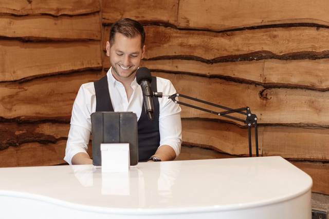 James Lomas pianist/singer