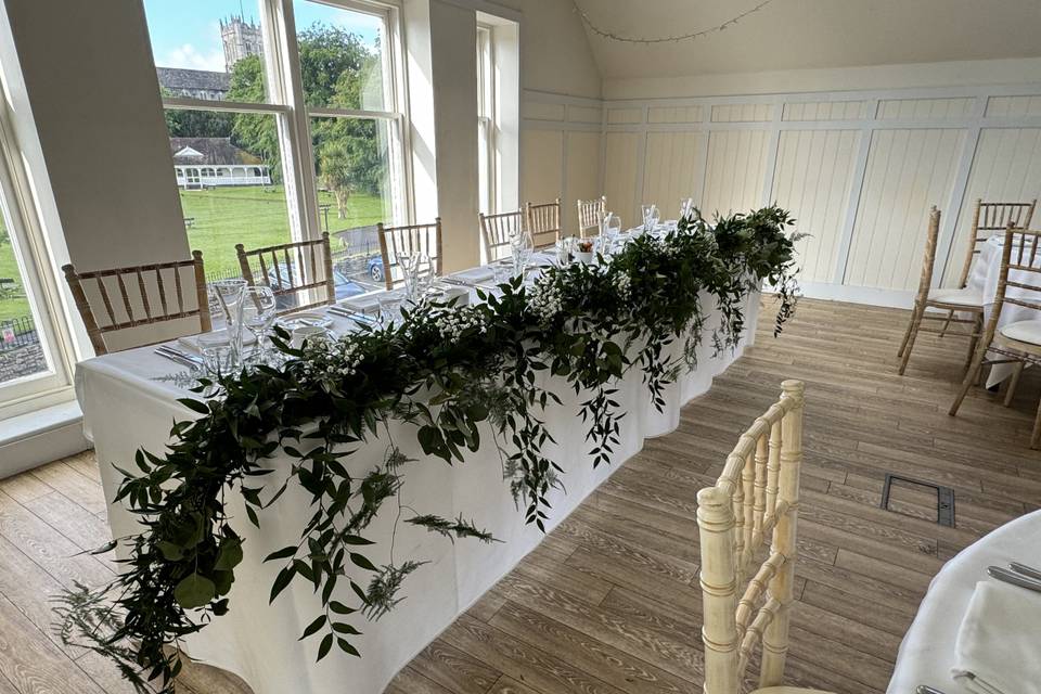 Top table foliage garland