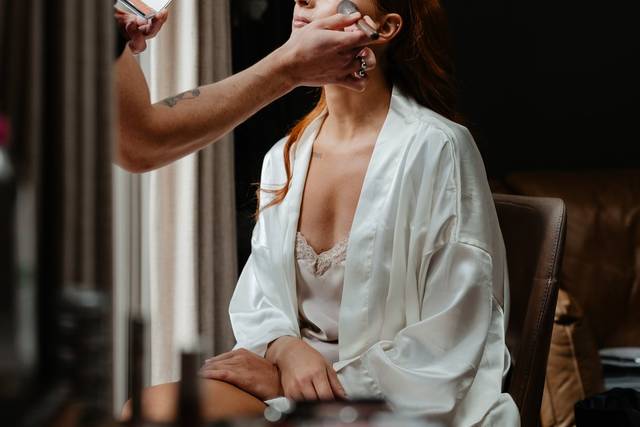 Timeless chic bridal look.