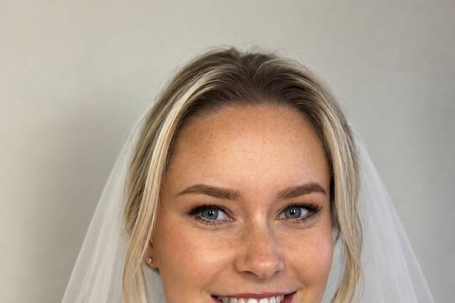 Soft natural make up.