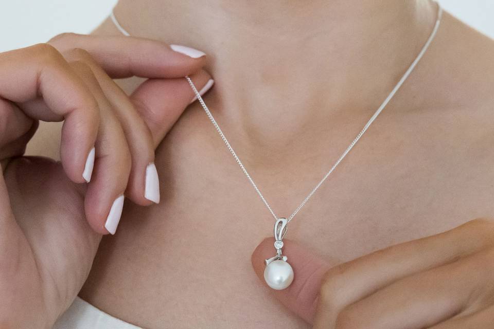 Silver loop and pearl necklace