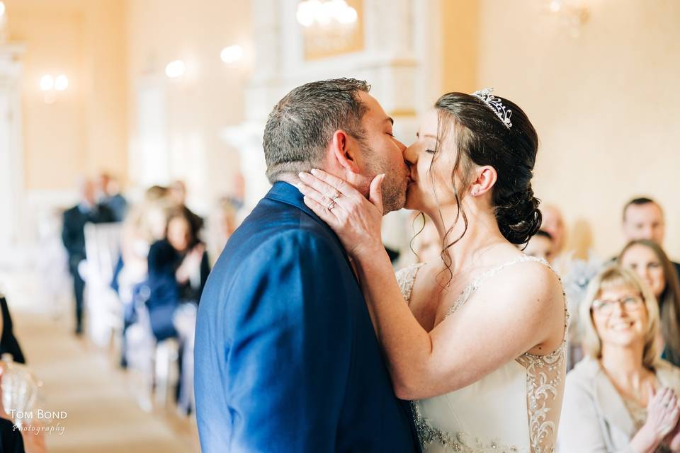 Tom Bond Photography - A shared kiss