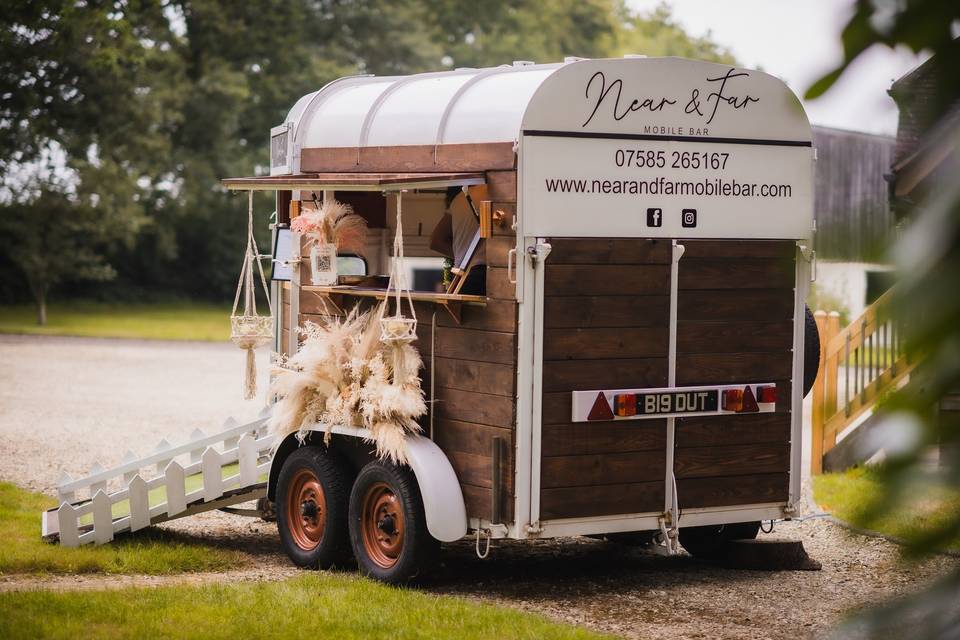 Vera Lynn horsebox bar