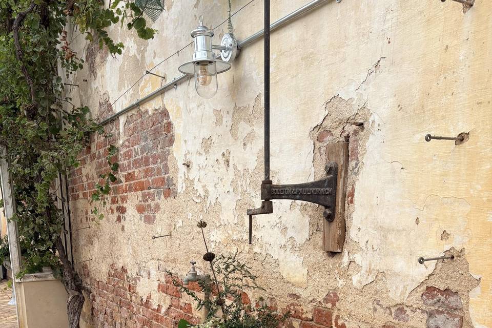 Worstead estate foliage urn