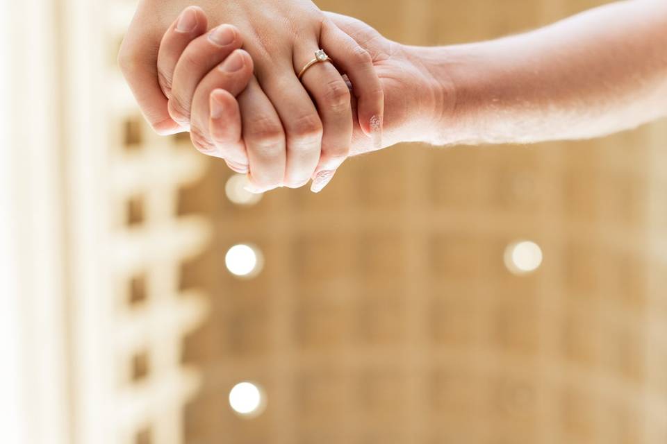 The ring and holding hands und