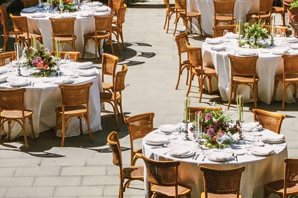Courtyard-lunch-i_2_409555-178420866146684