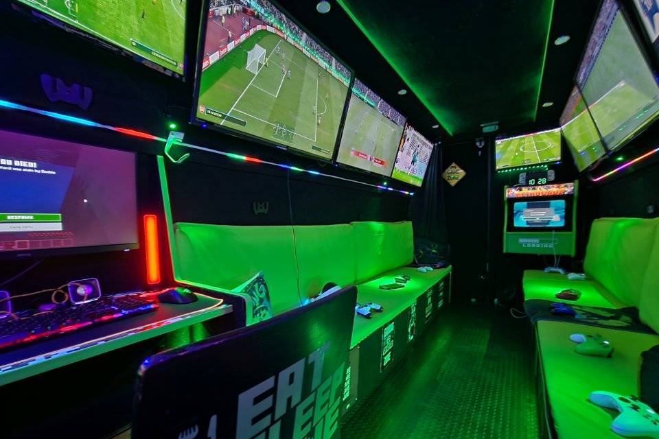 Streetside gaming bus