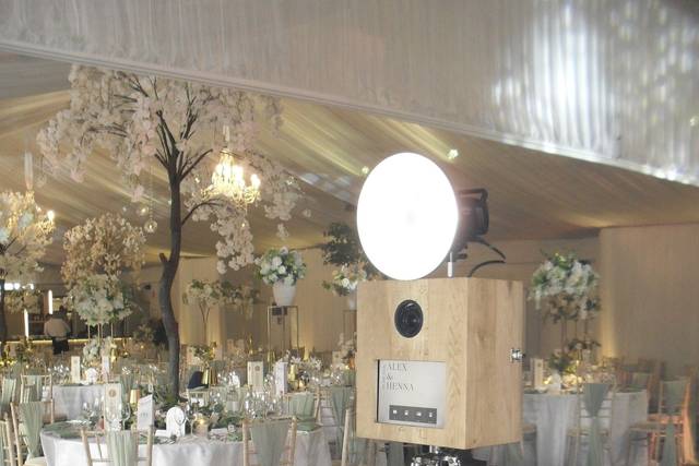 Marco - vintage tripod booth