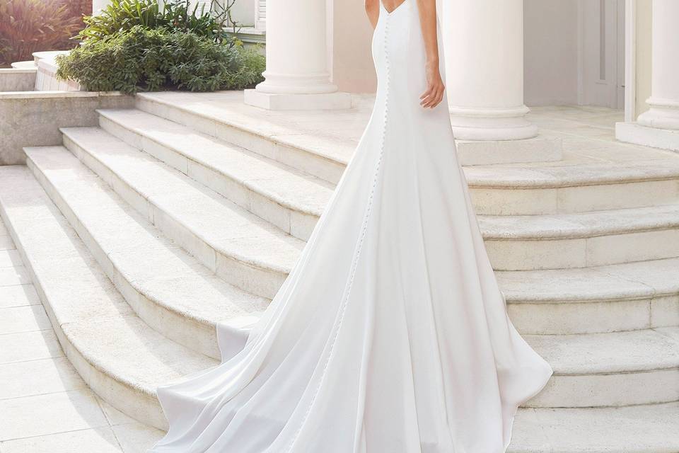 Backless gown