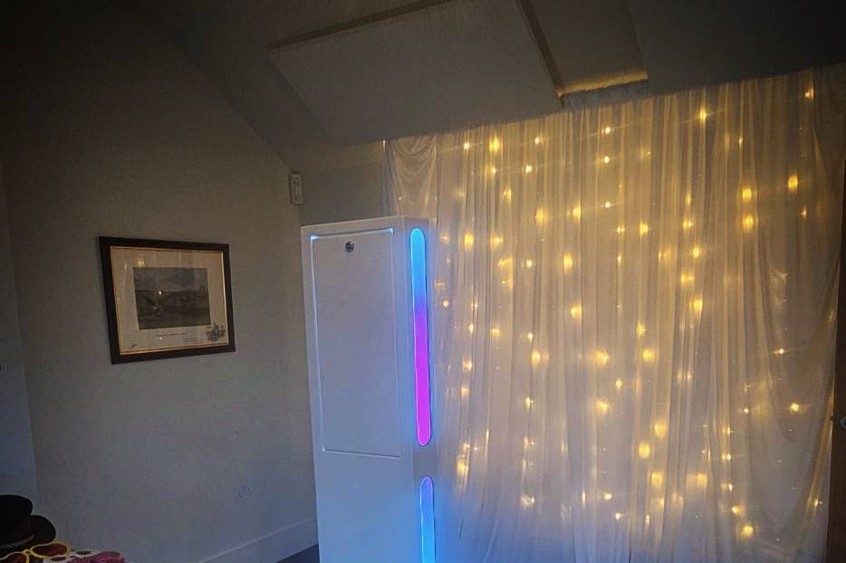 Clean simple photobooth set up