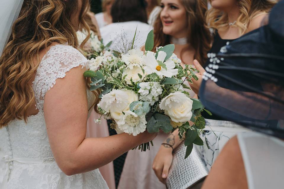 Loose & natural bridal bouquet