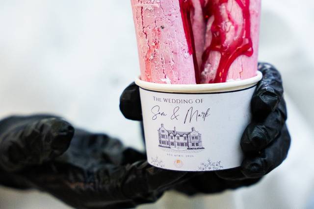 Strawberry pan ice with sauce