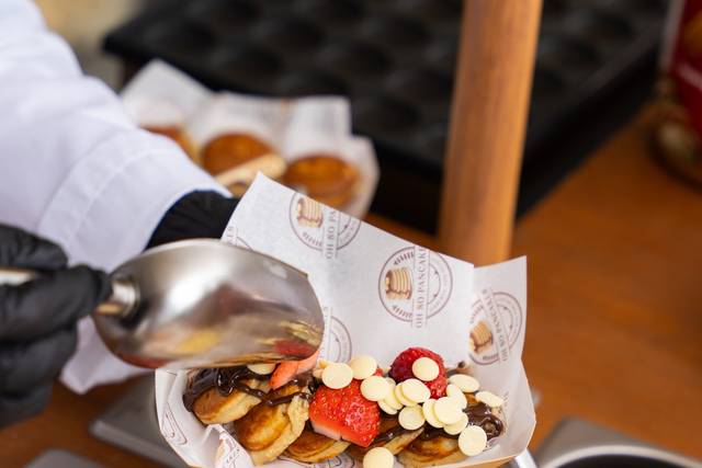 Choose your toppings & sauces