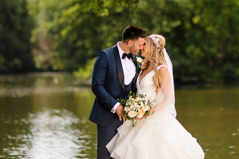 Kissing by the water - SMH Photography