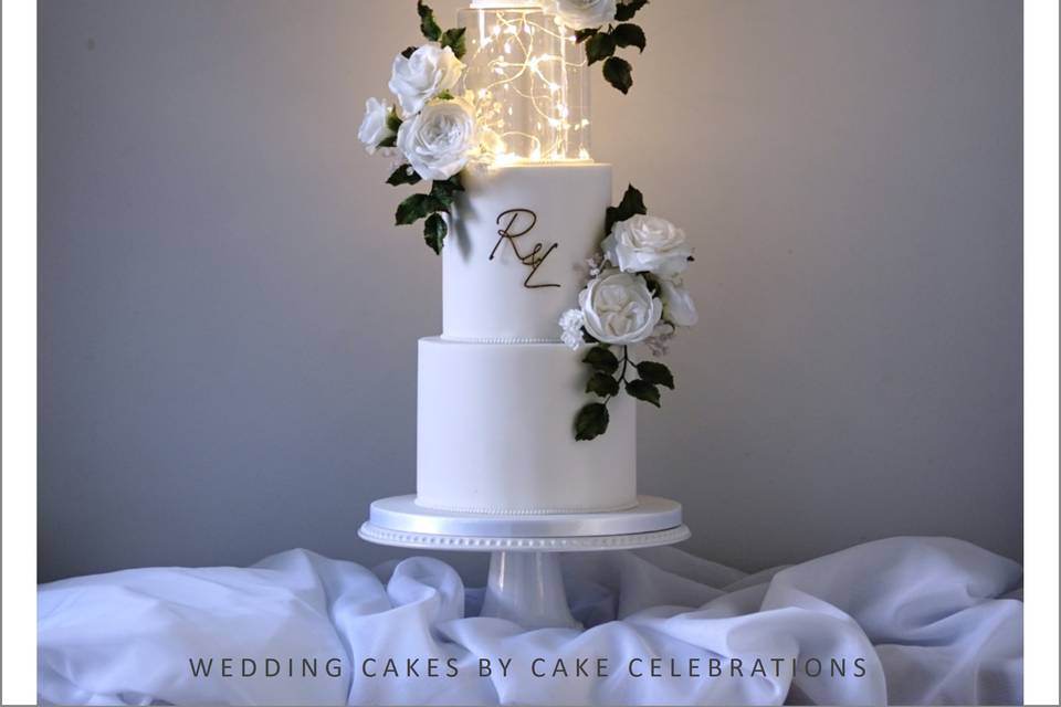 Fairy lights on wedding cake