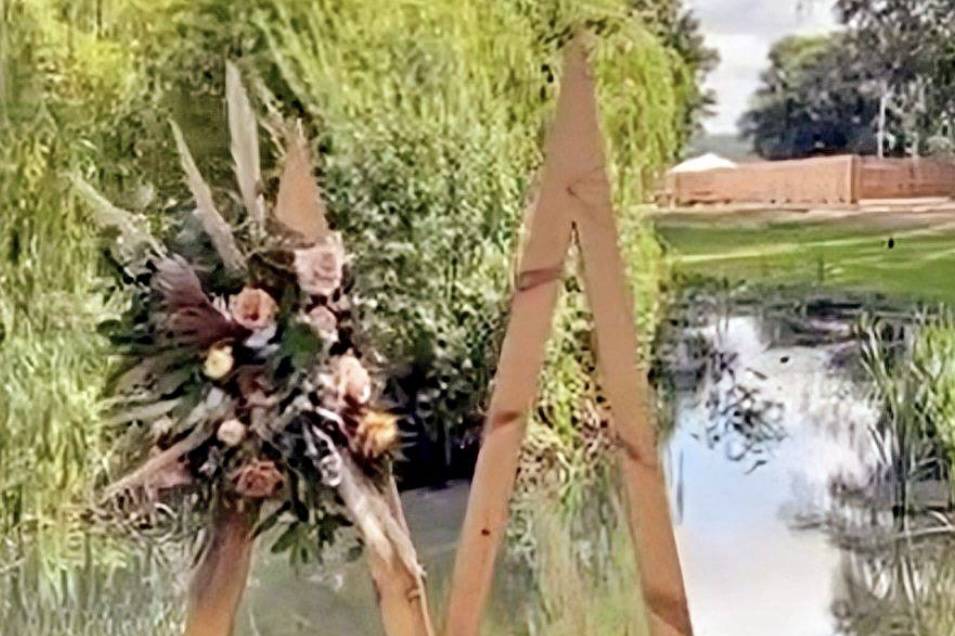 Arbor duo with garland