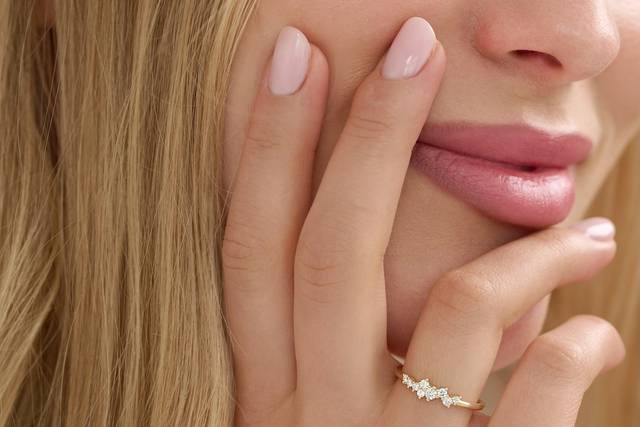 Arlia Scattered Diamond Band