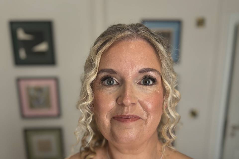Very soft glam make up