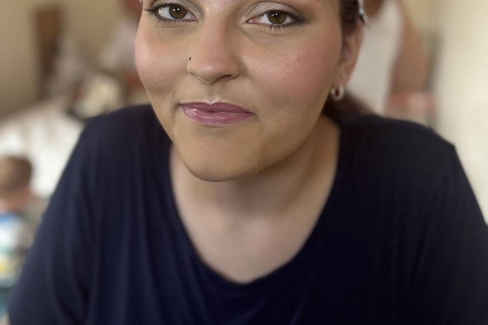 Glowing bridesmaid make up