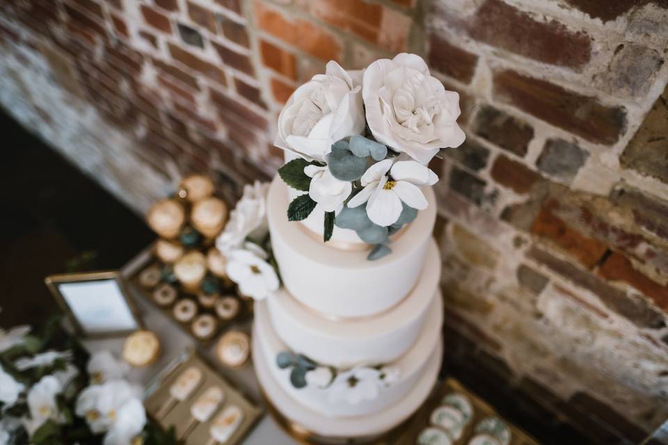 Wedding Cakes by Lisa Broughton in Surrey - Wedding Cakes | hitched.co.uk