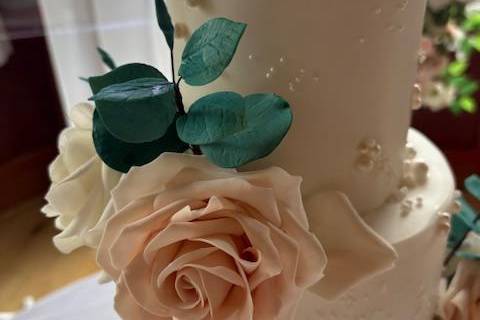 Pearls  Roses Wedding Cake