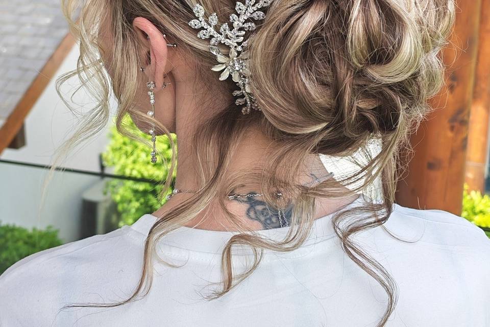 Loose bridal hairstyle