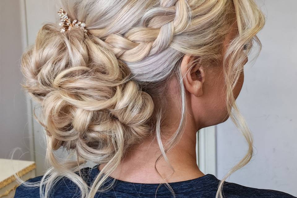Loose hairup woth side braid