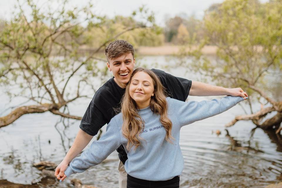 Engagement shoot pose