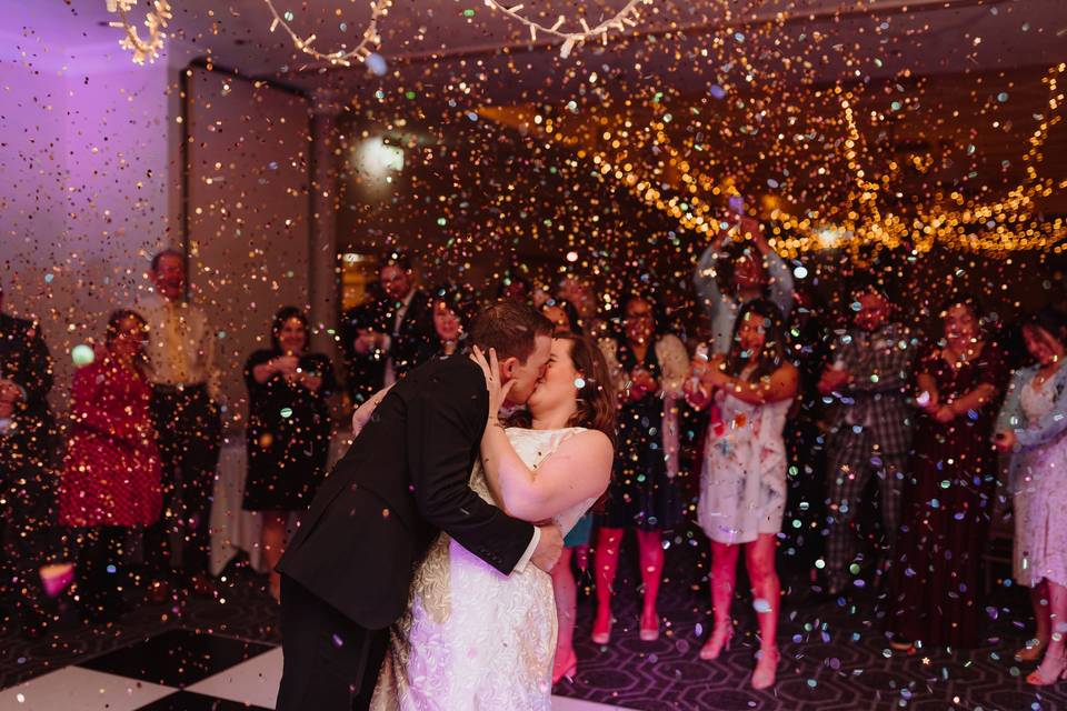 Confetti cannons (dance floor)